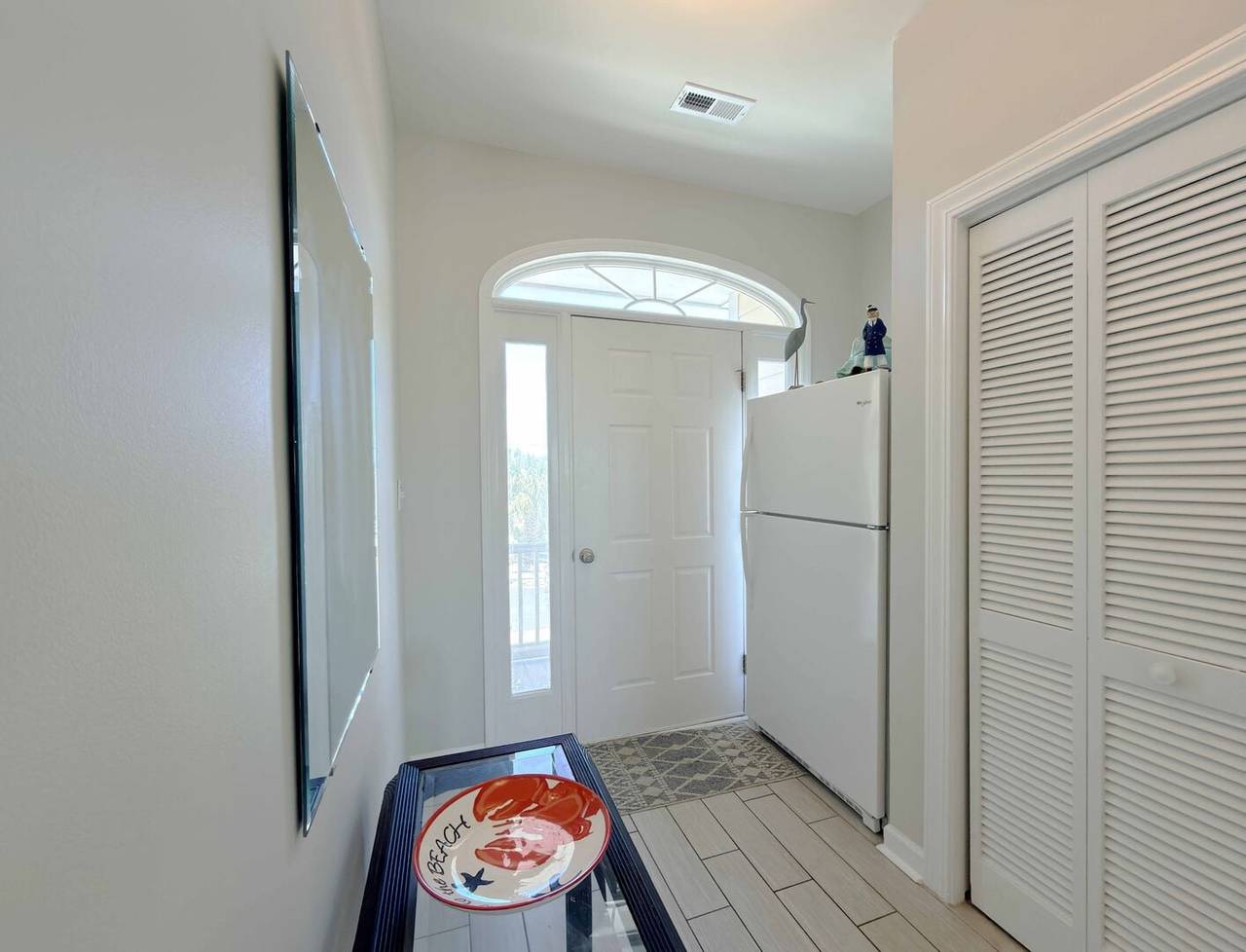 Front Entrance (great spot for an additional fridge) Front Entrance (great spot for an additional fridge)