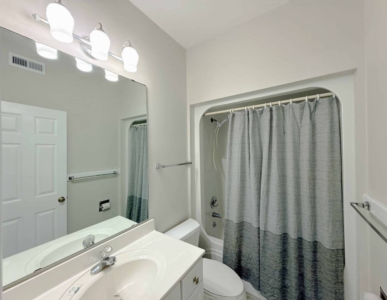 Hall Bathroom with Tub/Shower Combo Hall Bathroom with Tub/Shower Combo