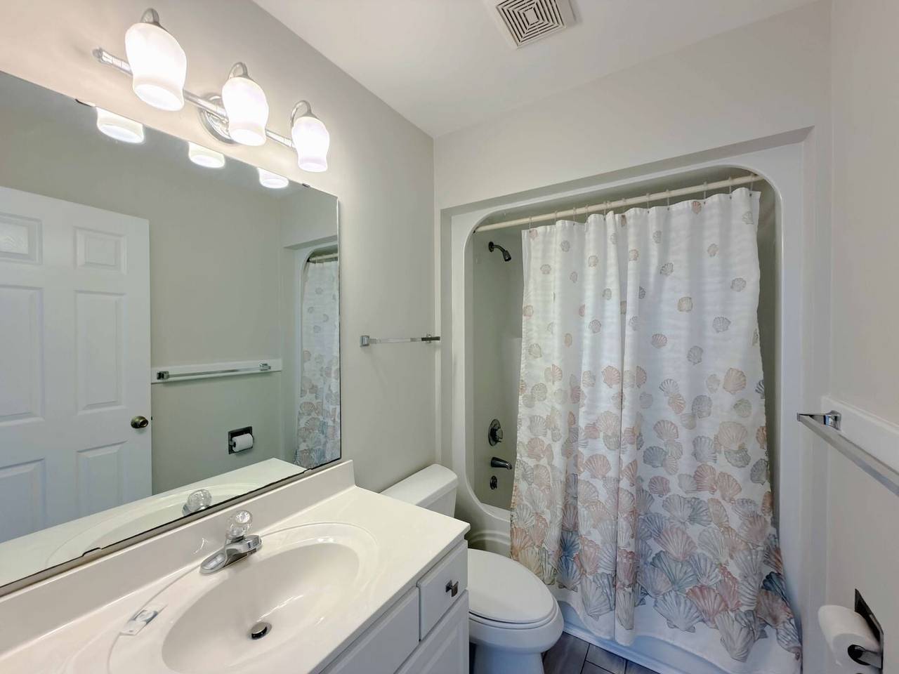 Hall Bathroom with Tub/Shower Combo Hall Bathroom with Tub/Shower Combo