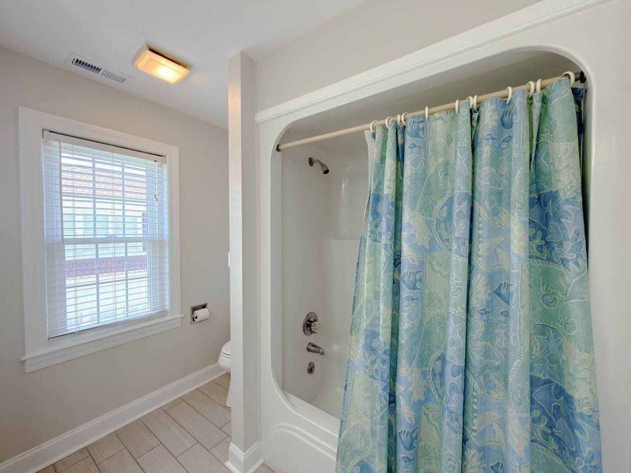 Tub/Shower Combo Tub/Shower Combo
