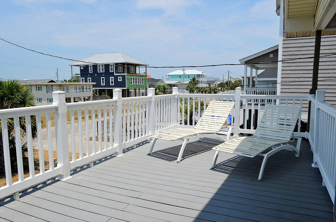 Soak up the sun lounging on the sundeck! Soak up the sun lounging on the sundeck!