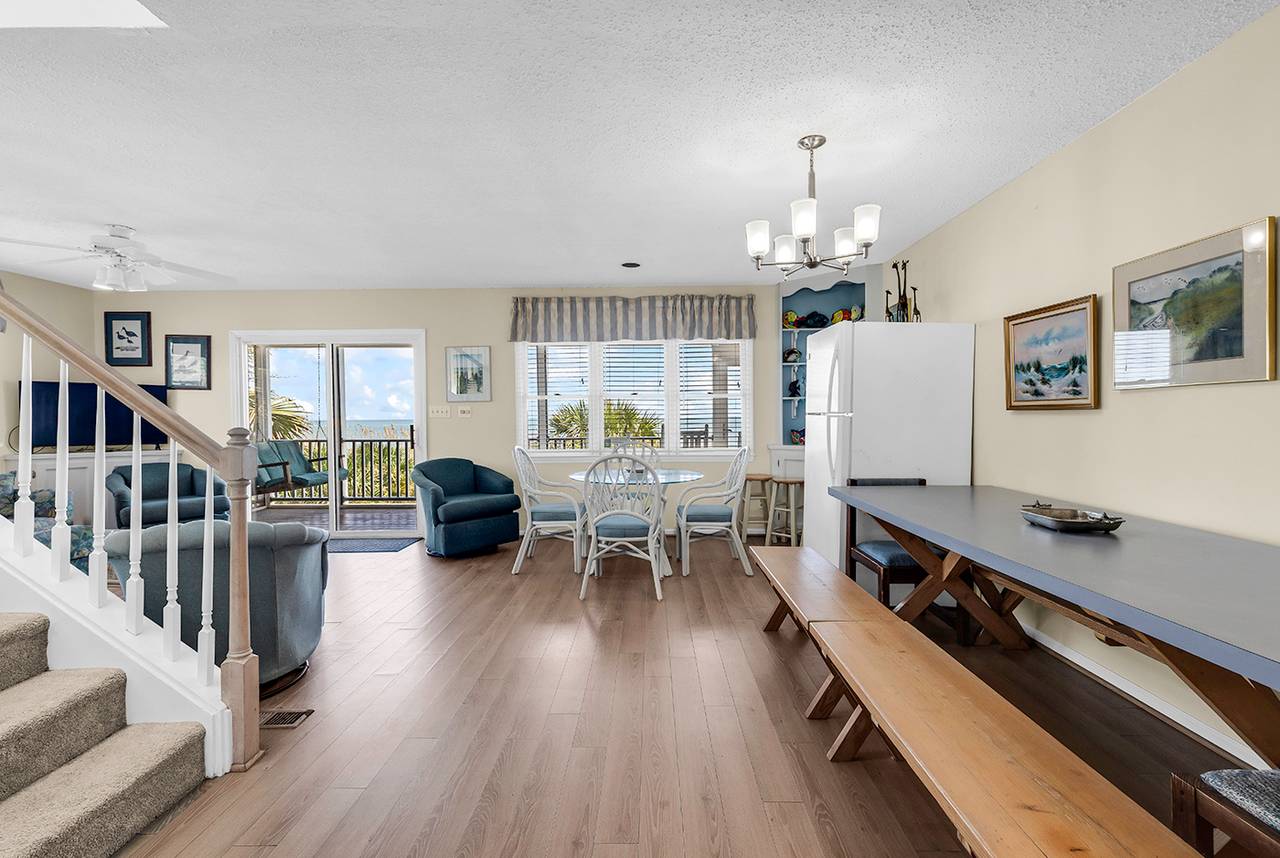 Oceans views & lots of natural lighting. Oceans views & lots of natural lighting.