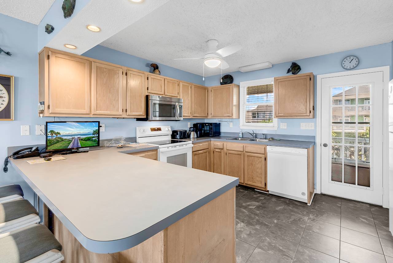 Spacious Kitchen & Access to the Front Porch Spacious Kitchen & Access to the Front Porch