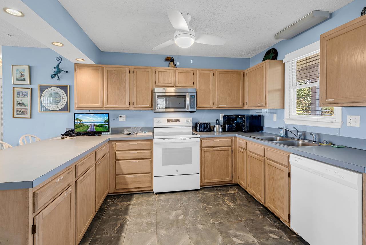 Well Equipped Kitchen Well Equipped Kitchen