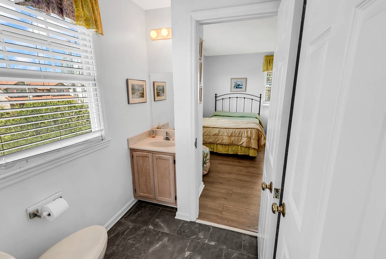 Jack & Jill Bathroom with Single Vanity &... Jack & Jill Bathroom with Single Vanity &...
