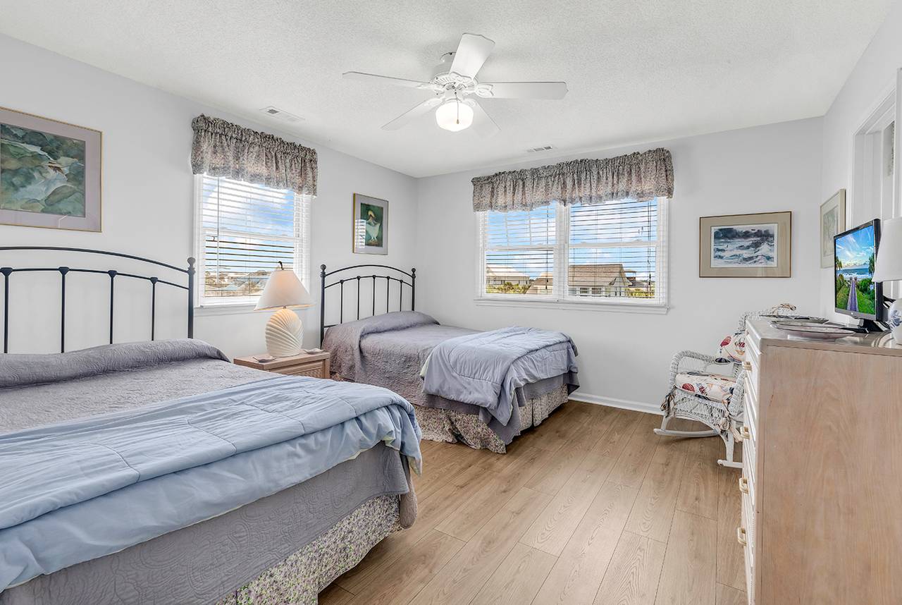 Bedroom 5 Up: - 2 Doubles Bedroom 5 Up: - 2 Doubles