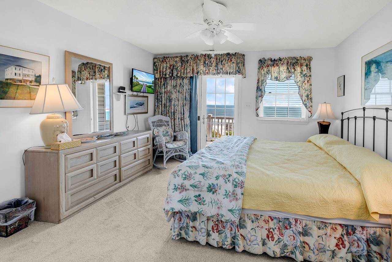 Wake up to ocean views! Access to balcony. Wake up to ocean views! Access to balcony.