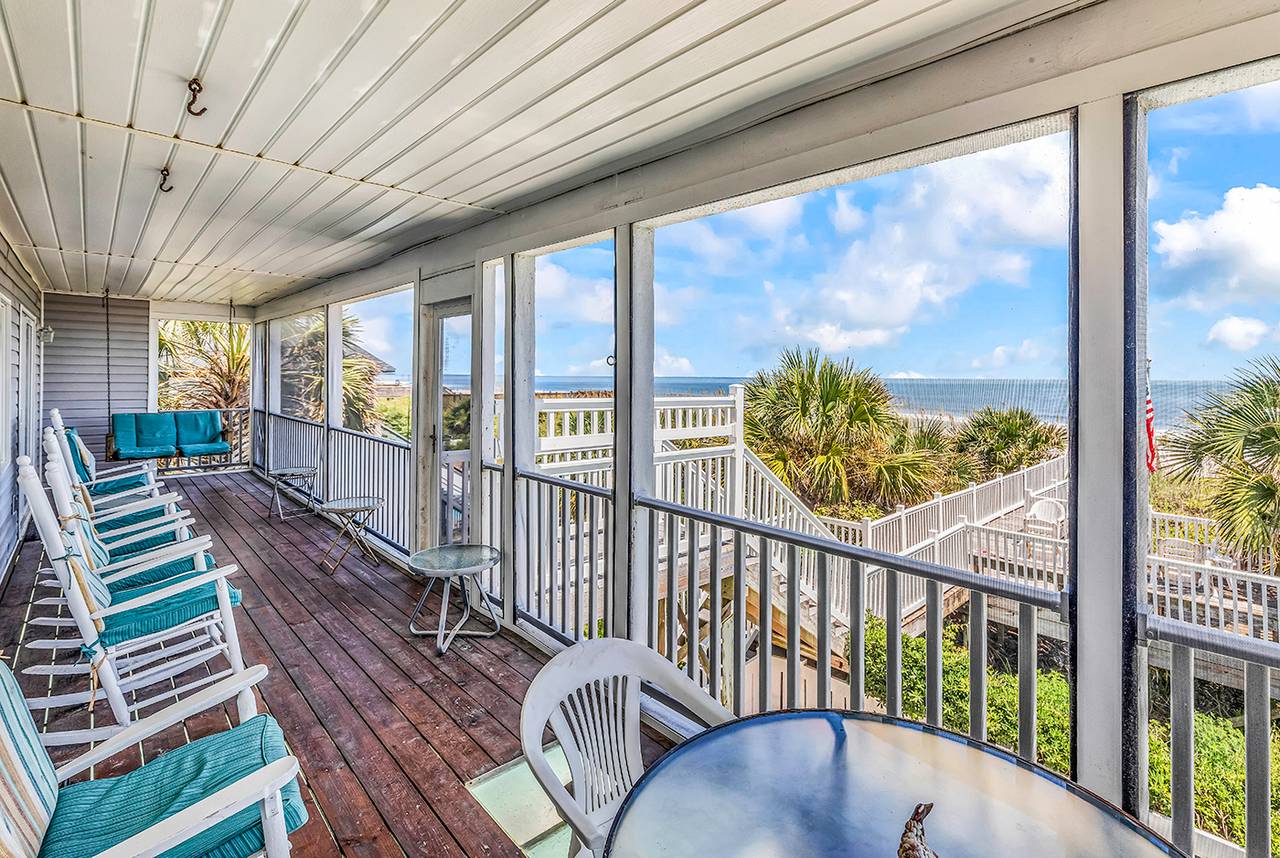 Spacious screened porch! Spacious screened porch!