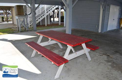 Picnic area for outdoor dining Picnic area for outdoor dining