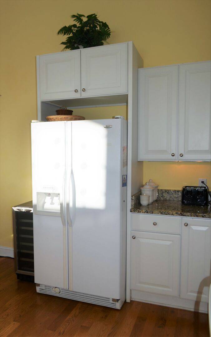 Coffee Maker, Toaster, & Blender Provided Coffee Maker, Toaster, & Blender Provided