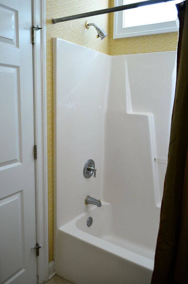 Bedroom 2 Bathroom with Shower/Tub Combo Bedroom 2 Bathroom with Shower/Tub Combo