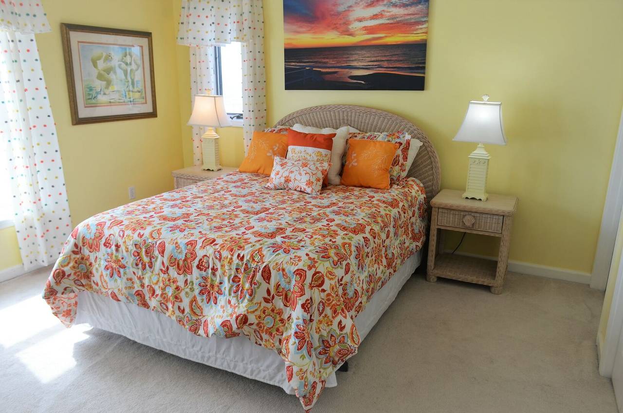 Bedroom 1 Up - 1 Queen Bed Bedroom 1 Up - 1 Queen Bed