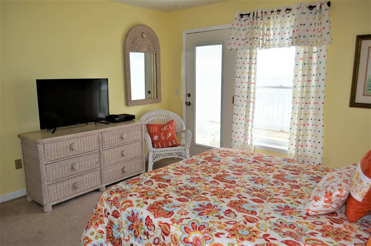 Bedroom 1 with Flat Screen TV & Sundeck Access Bedroom 1 with Flat Screen TV & Sundeck Access