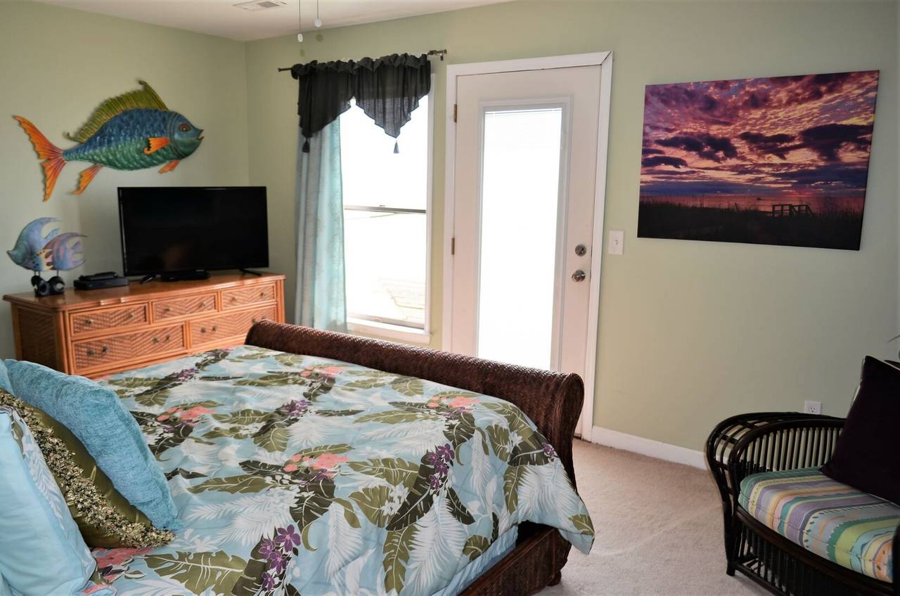 Bedroom 2 with Flat Screen TV & Sundeck Access Bedroom 2 with Flat Screen TV & Sundeck Access