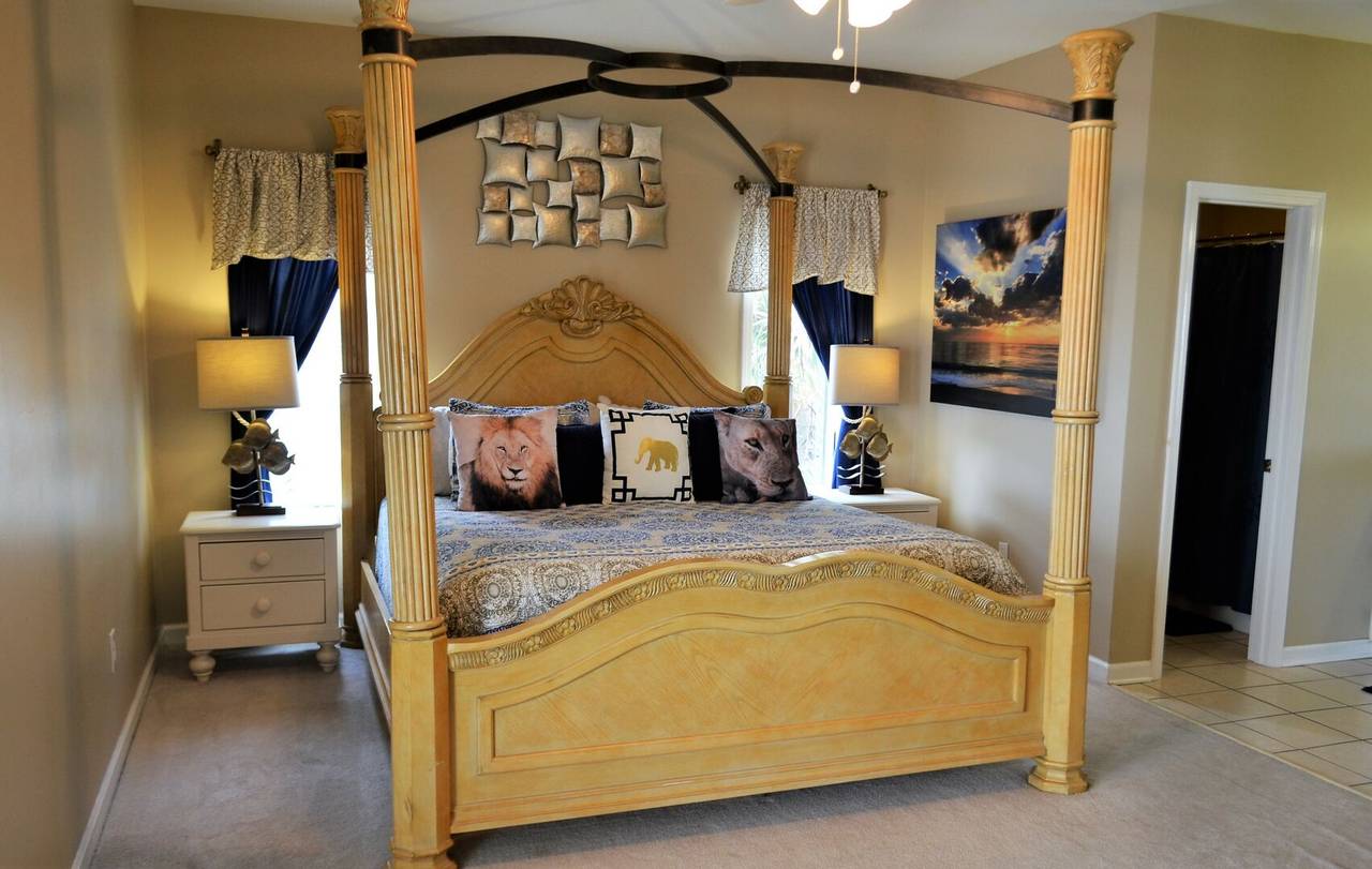Bedroom 4 Down - 1 King Bed Bedroom 4 Down - 1 King Bed