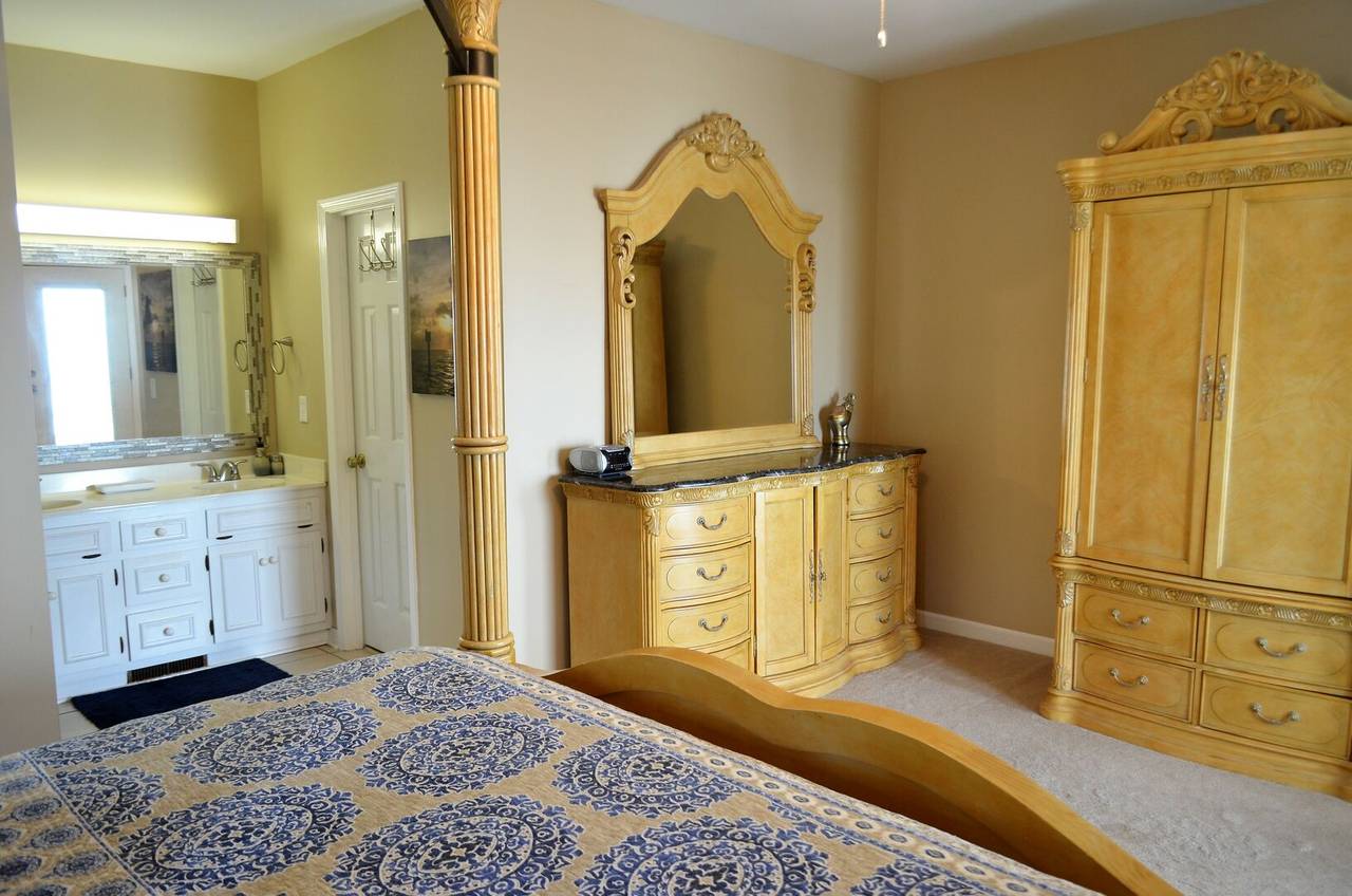 Bedroom 4 with Private Bathroom Bedroom 4 with Private Bathroom