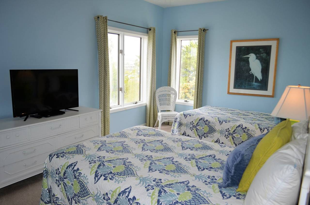 Bedroom 6 with a Flat Screen TV Bedroom 6 with a Flat Screen TV