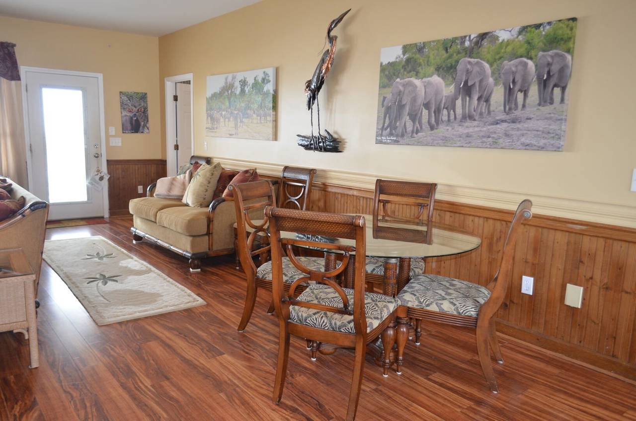 Extra table perfect for puzzles and games! Extra table perfect for puzzles and games!