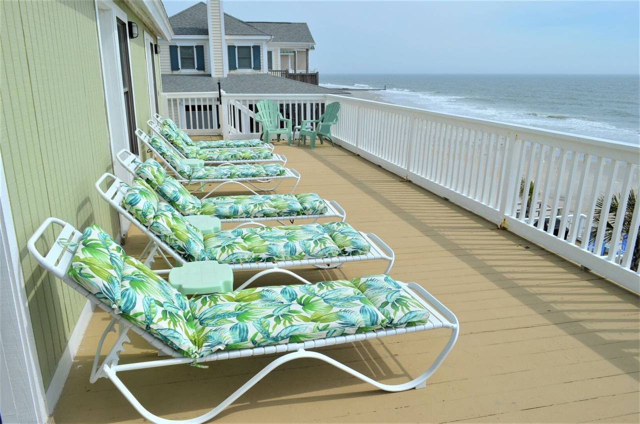 Listen to the ocean waves on the sundeck! Listen to the ocean waves on the sundeck!