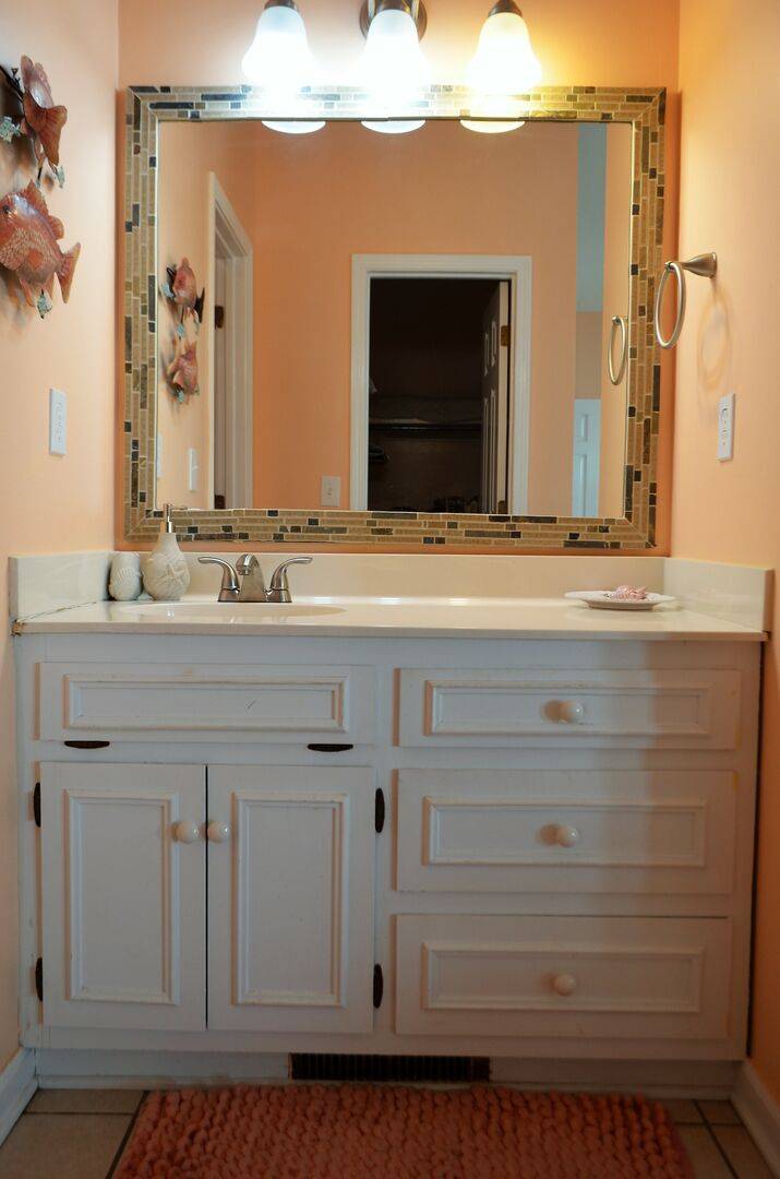 single sink vanity. single sink vanity.