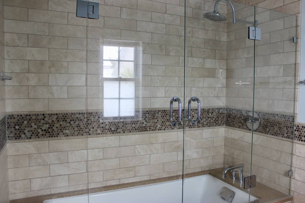 shower/tub combo. shower/tub combo.