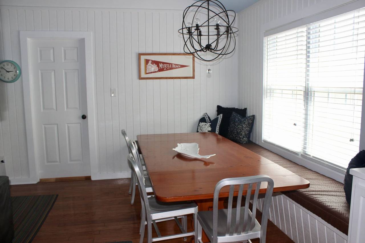 Built-in bench to seat the whole family! Built-in bench to seat the whole family!