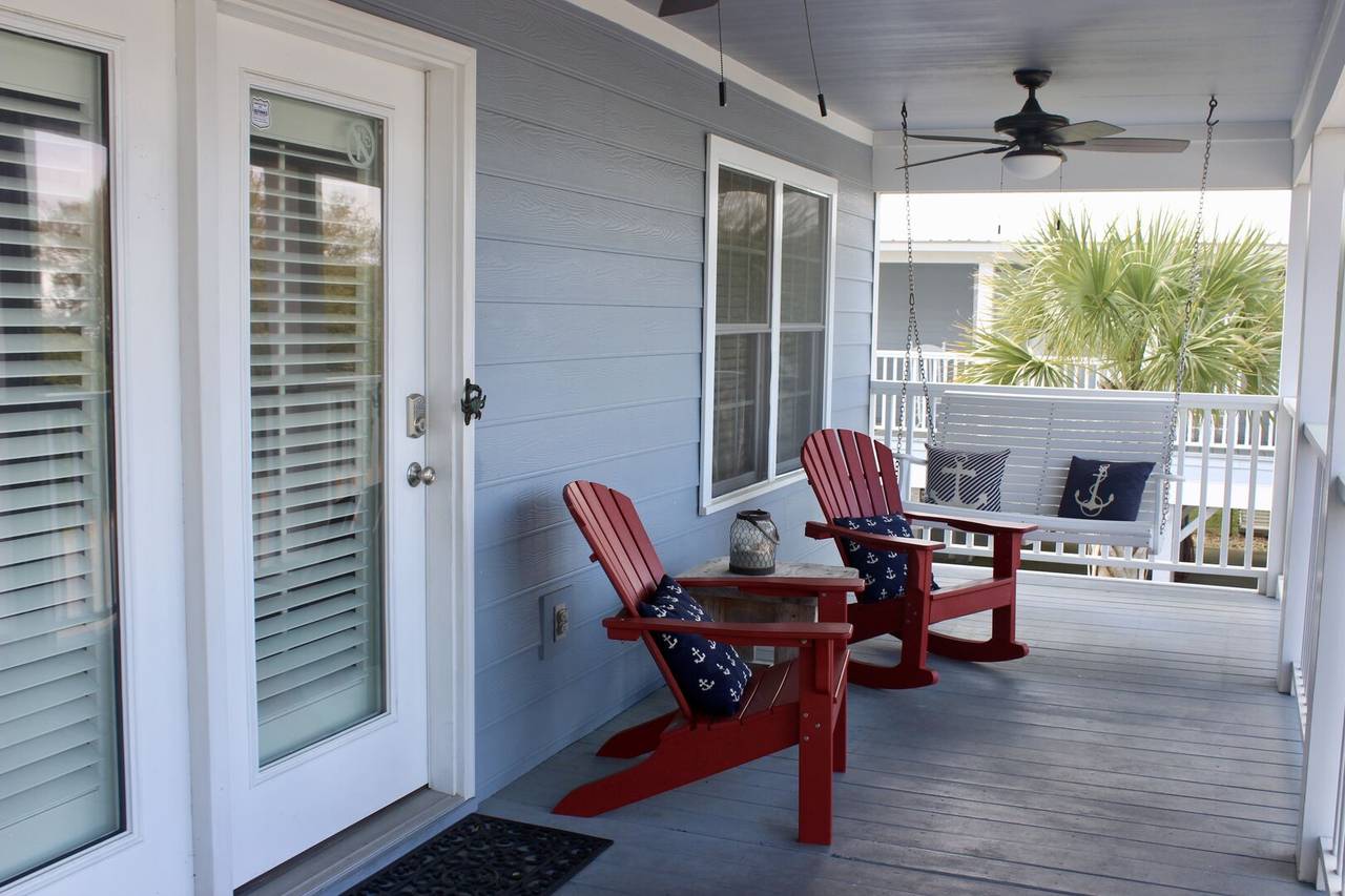 Large covered porch to relax & unwind! Large covered porch to relax & unwind!