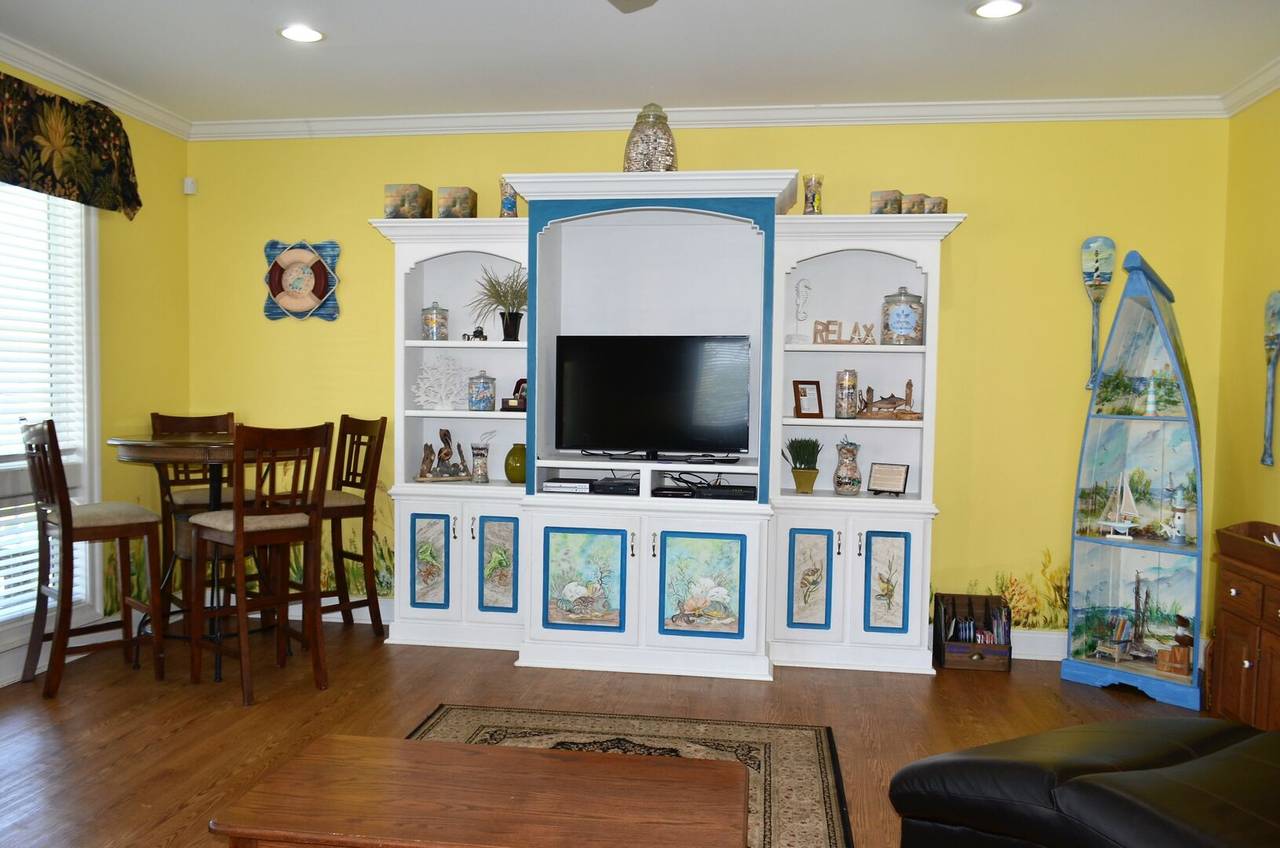 Extra table - perfect for puzzles & games Extra table - perfect for puzzles & games