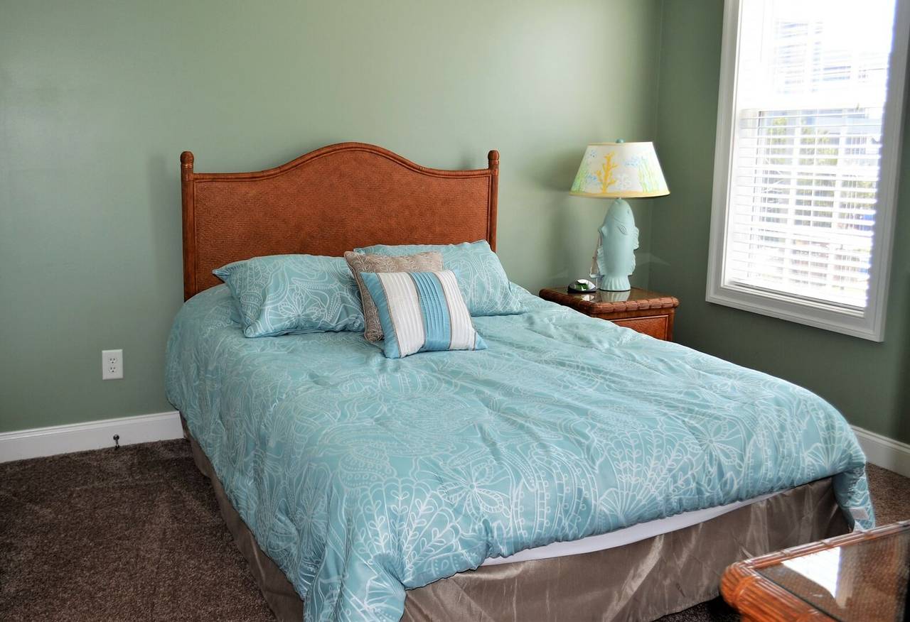 Bedroom 3 Up - 1 Queen Bed Bedroom 3 Up - 1 Queen Bed