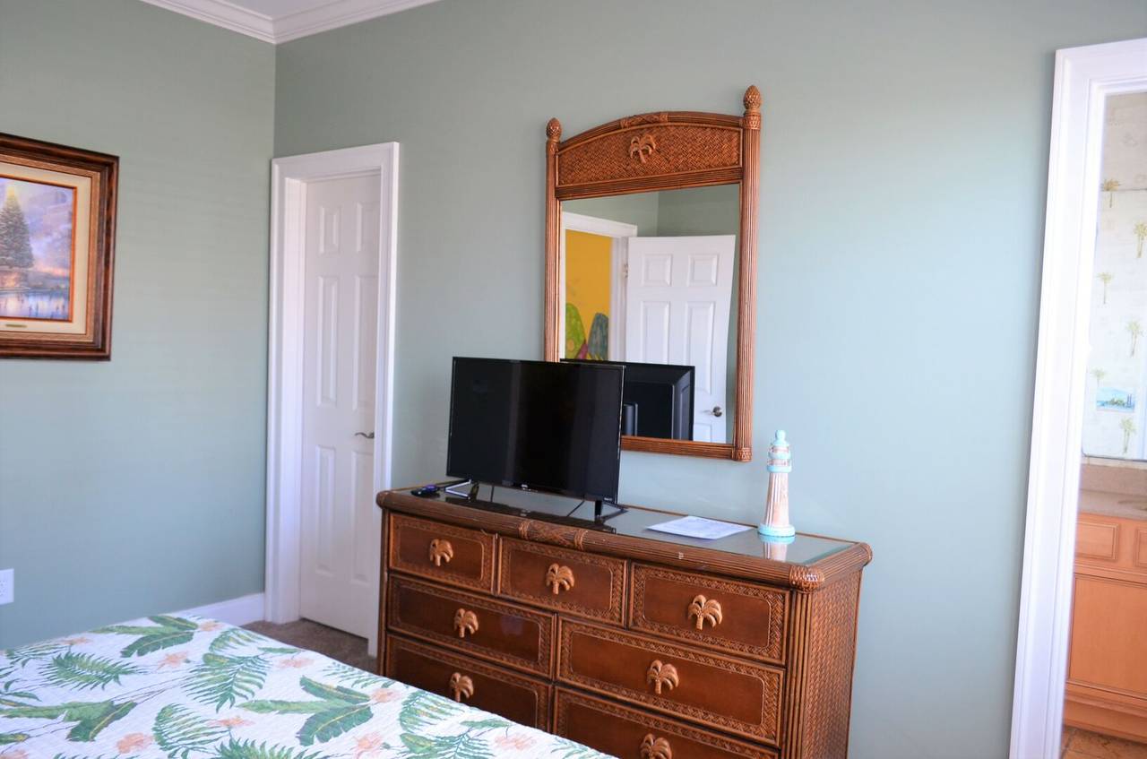 Bedroom 6 with TV & private bathroom Bedroom 6 with TV & private bathroom