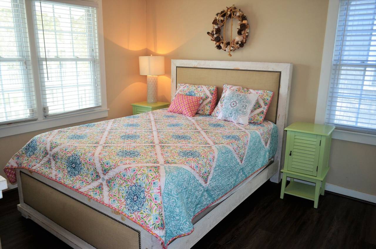 Bedroom 1 - 1 Queen Bed Bedroom 1 - 1 Queen Bed