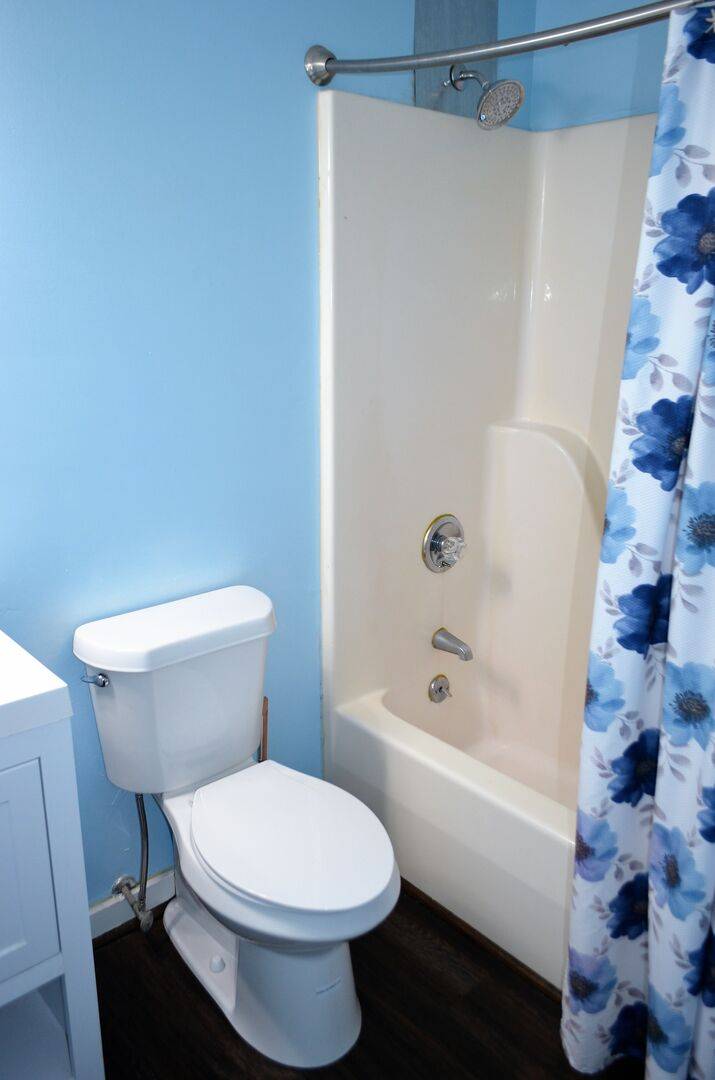 with a shower/tub combo. with a shower/tub combo.