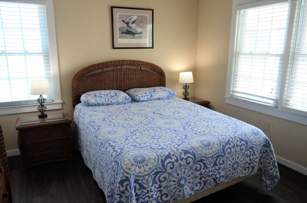 Bedroom 2 - 1 Queen Bed Bedroom 2 - 1 Queen Bed