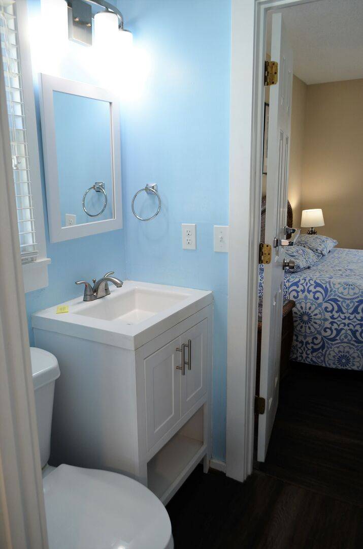 Jack & Jill Bathroom has a single vanity Jack & Jill Bathroom has a single vanity