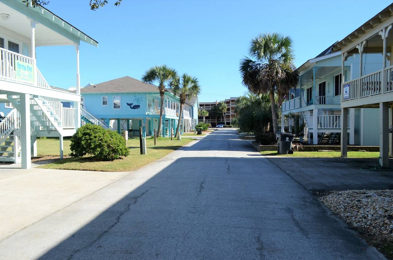 Conveniently located across the street from the beach! Conveniently located across the street from the beach!