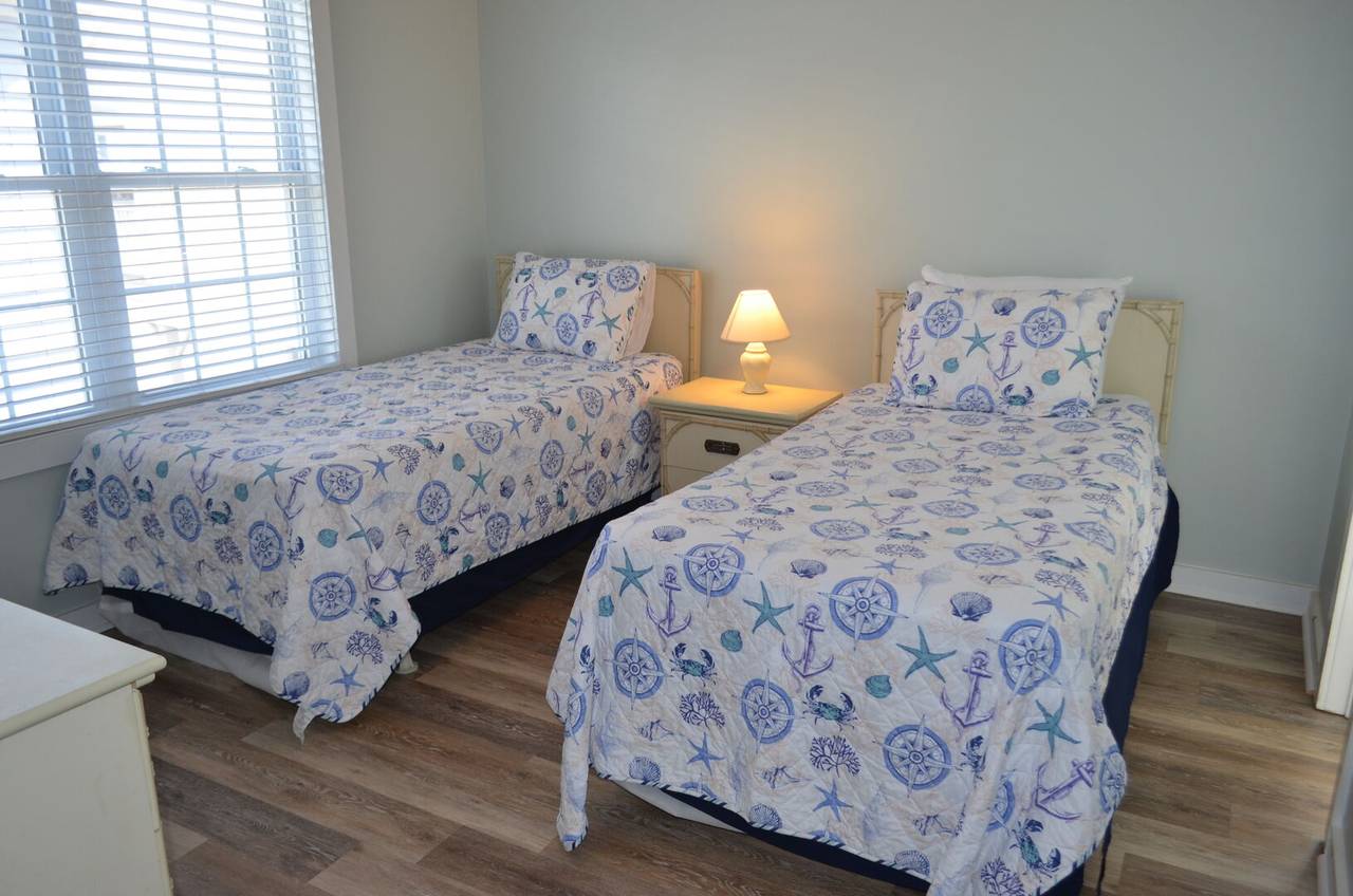 2 Twin Beds w/Jack & Jill Bath 2 Twin Beds w/Jack & Jill Bath