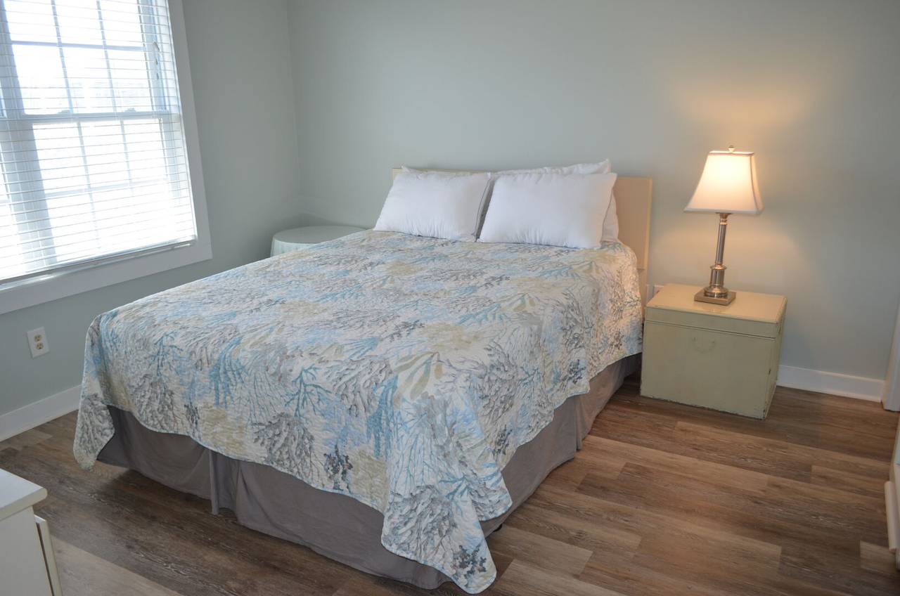 Queen Bed with Master Bath Overlooking Community Pool Queen Bed with Master Bath Overlooking Community Pool