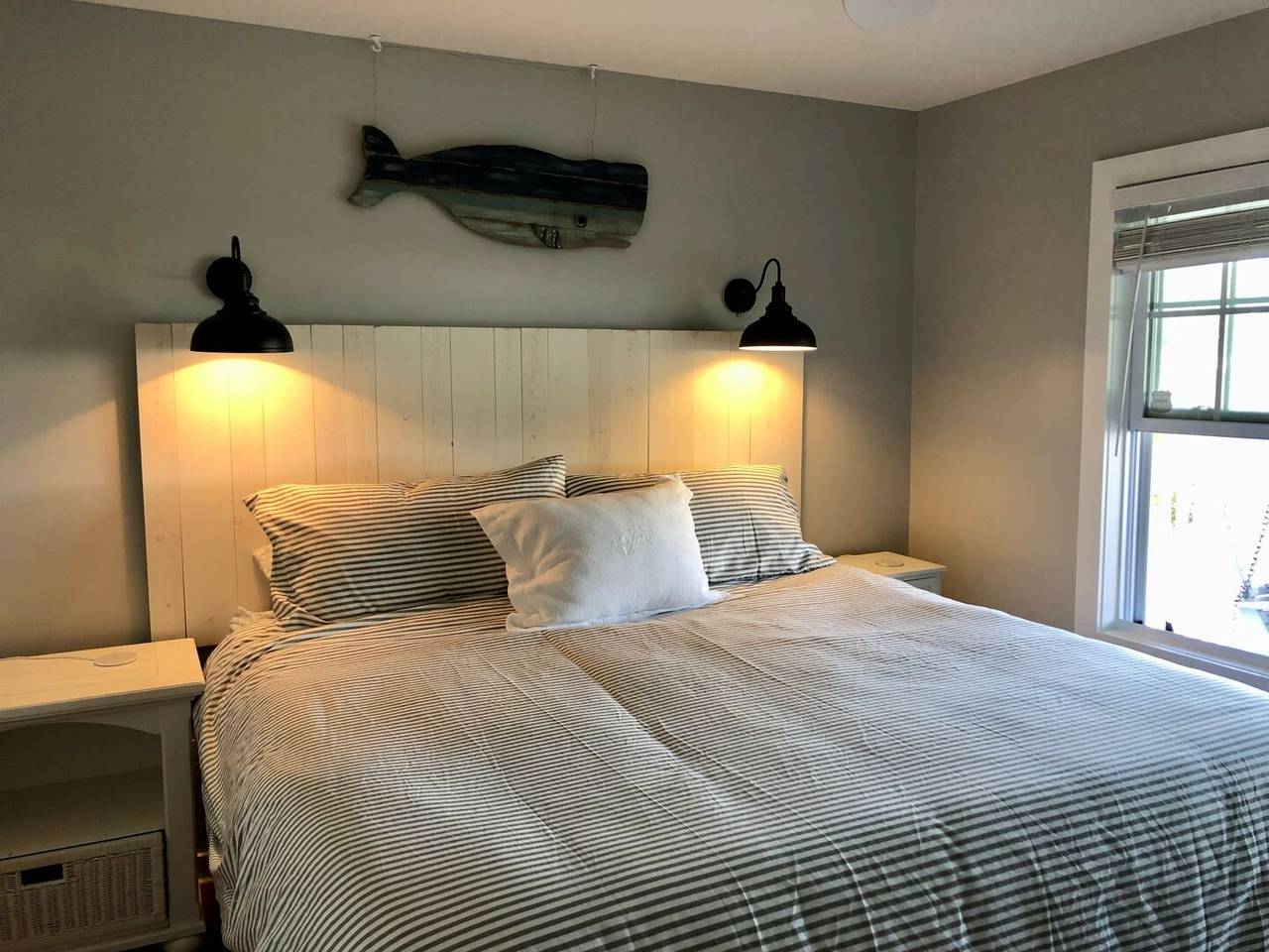 Master Bedroom - 1 King Bed, flat screen TV and private bath Master Bedroom - 1 King Bed, flat screen TV and private bath