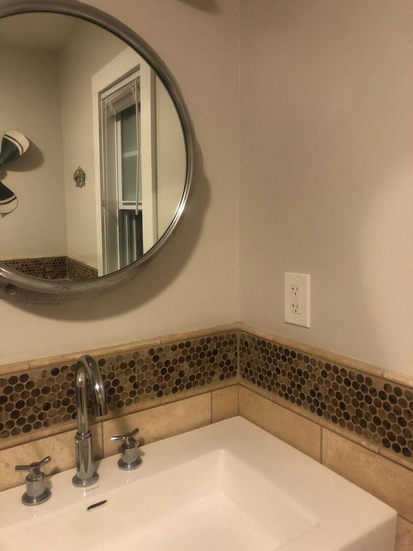 Has a single vanity and Has a single vanity and