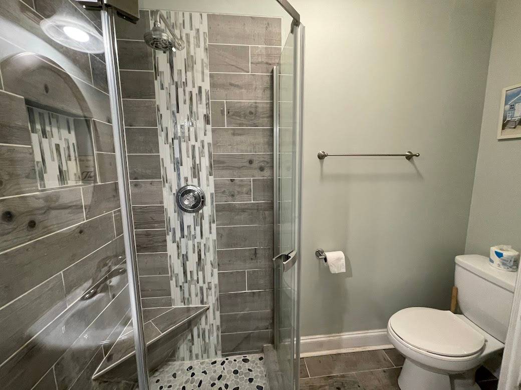 Bath 3 (upstairs) Bath 3 (upstairs)