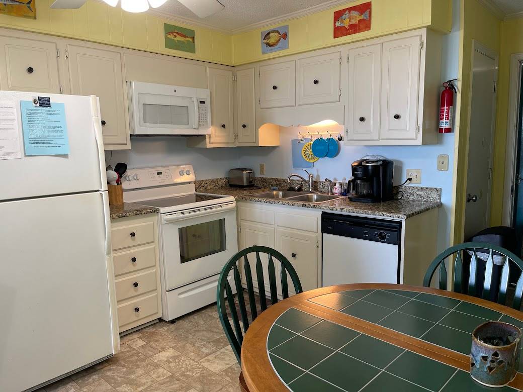 Fully equipped kitchen and dining table Fully equipped kitchen and dining table