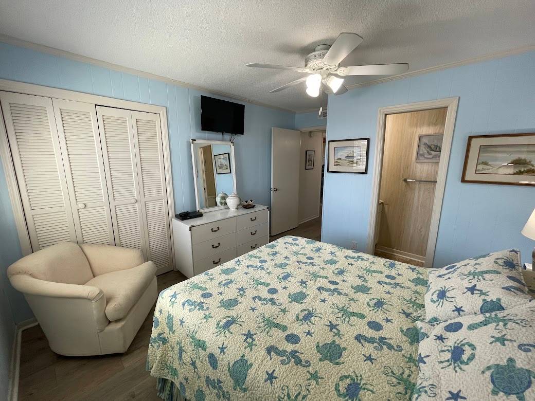 Bedroom 1 - private half bath Bedroom 1 - private half bath