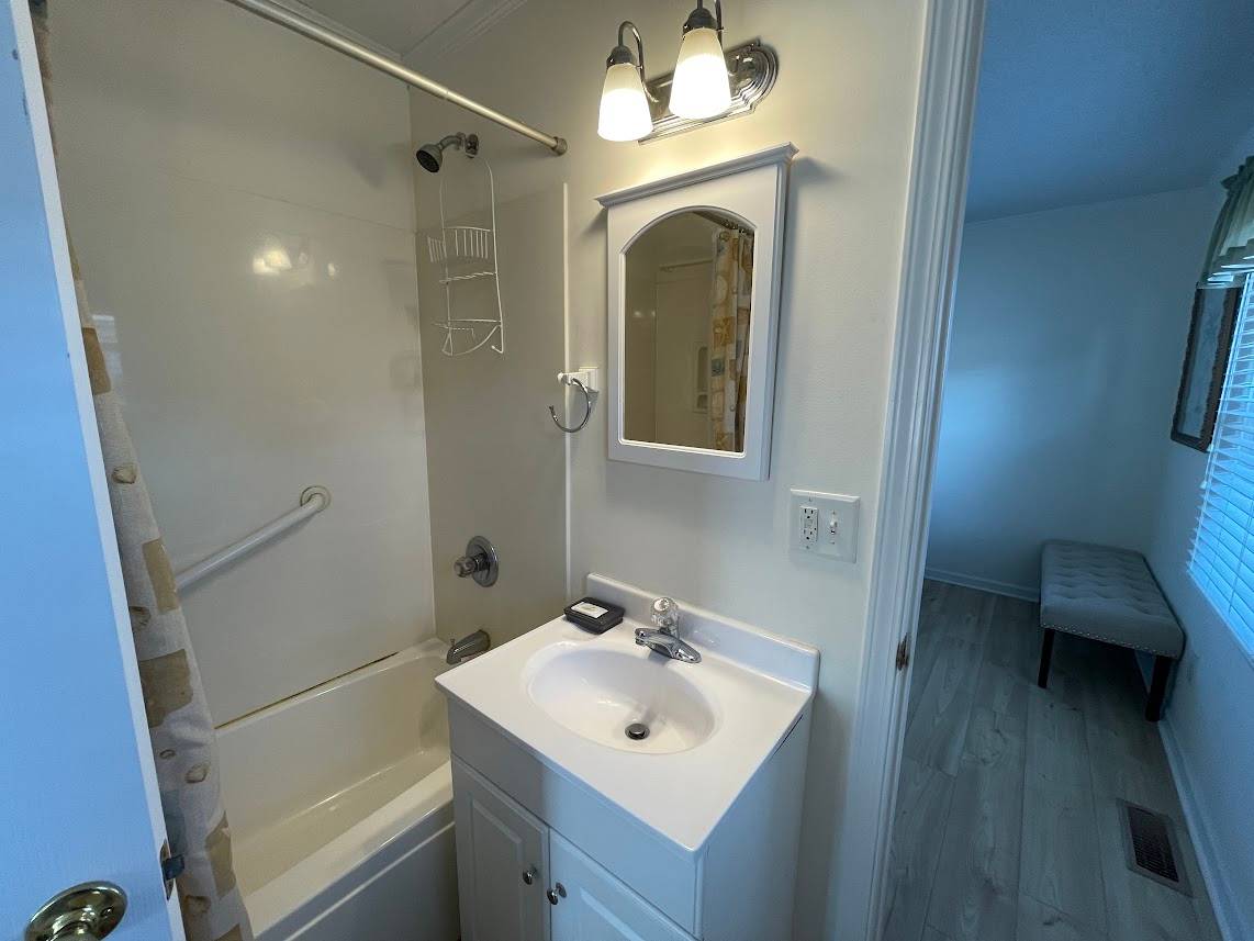 Bedrooms 2 and 4 shared bath Bedrooms 2 and 4 shared bath