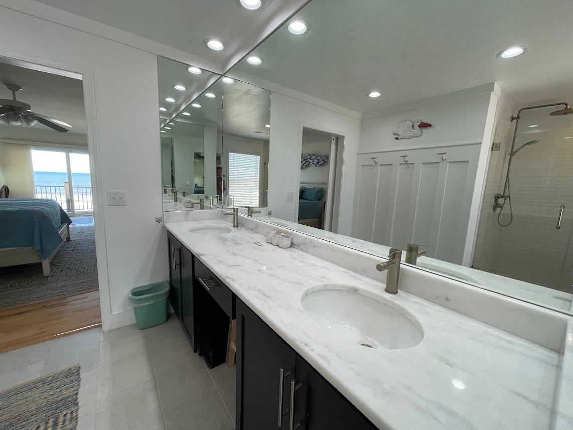 Master bath (with Bedroom 3) Master bath (with Bedroom 3)