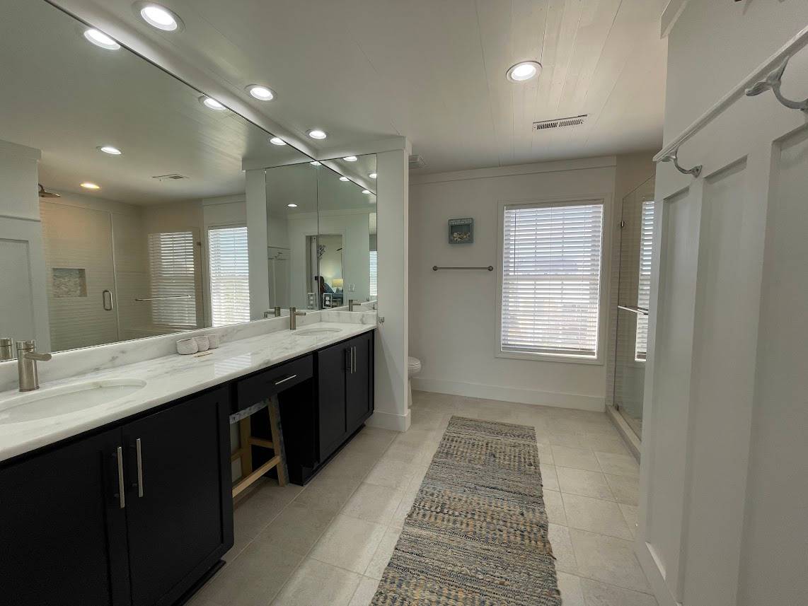 Master bath (with Bedroom 3) Master bath (with Bedroom 3)