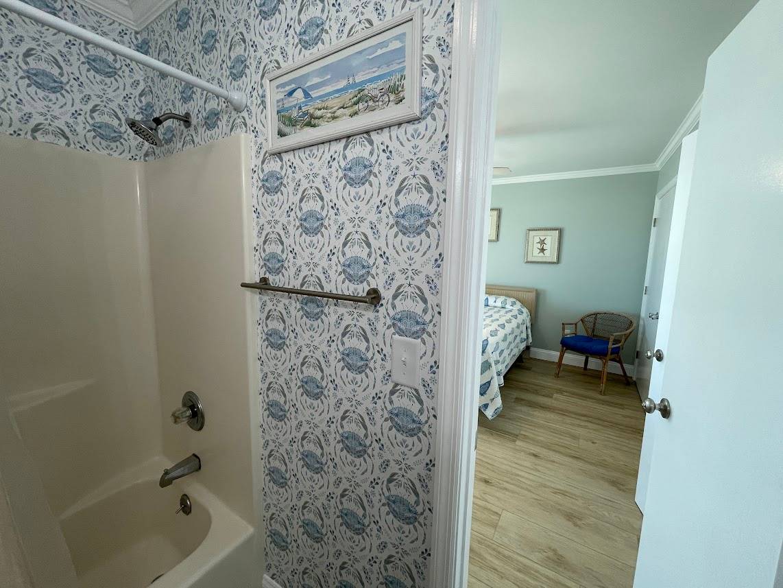 Up hall bath to bedroom 4 Up hall bath to bedroom 4