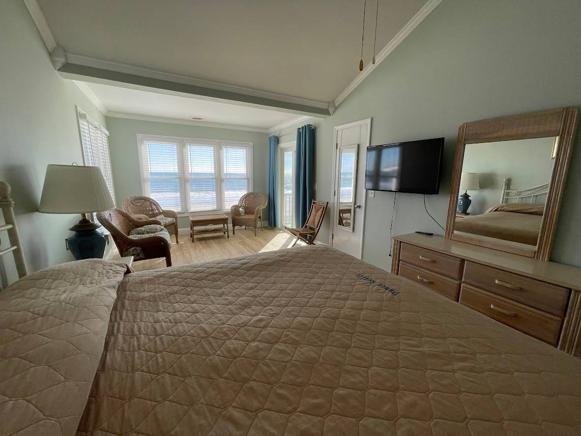 Bedroom 5 up (1 king) Bedroom 5 up (1 king)