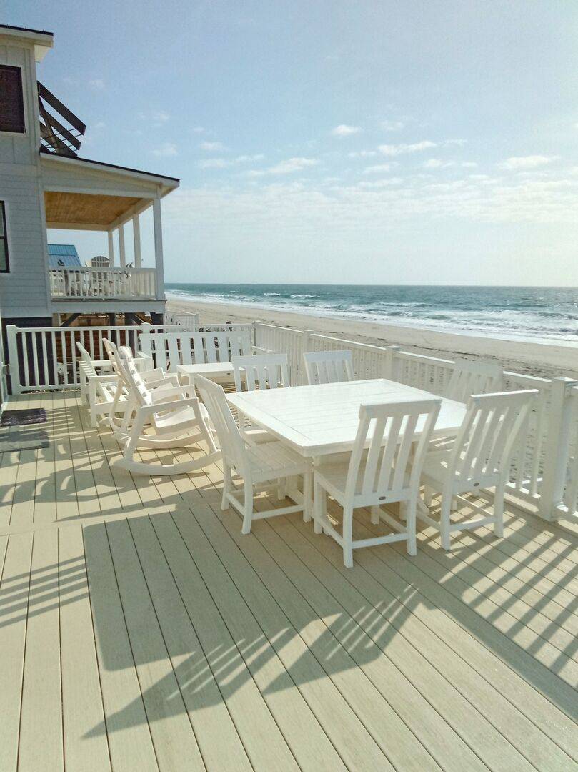 Outdoor dining with a view! Outdoor dining with a view!