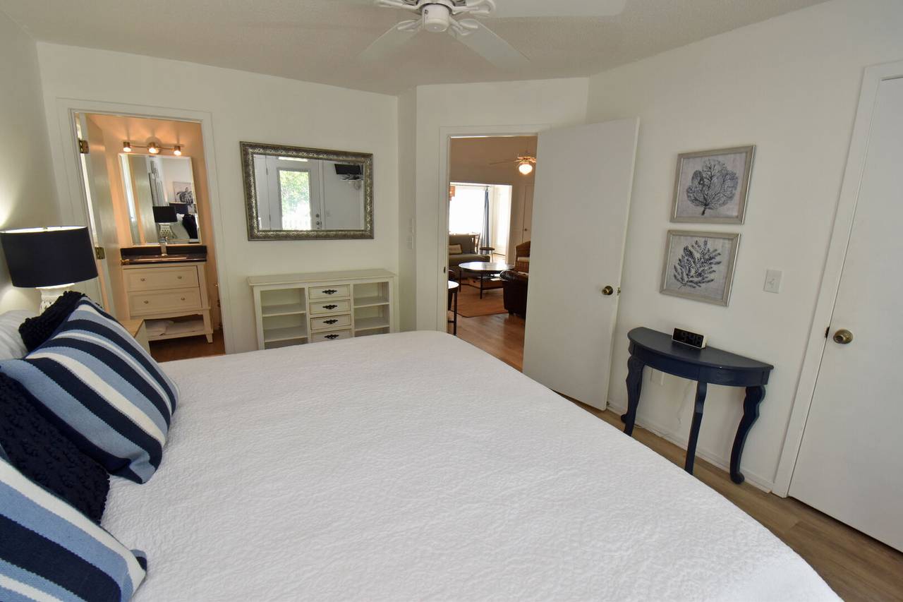 Bedroom 4 (King) Bedroom 4 (King)