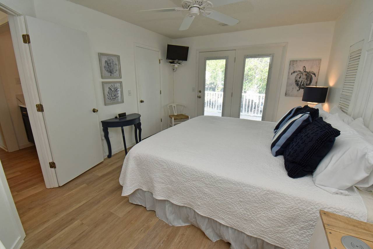 Bedroom 4 (King) Bedroom 4 (King)